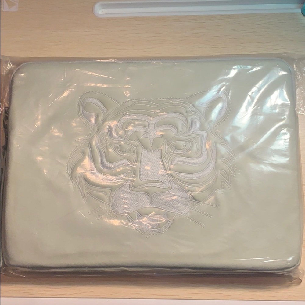 🔥 Deena & Ozzy Tiger Embroidered Laptop Sleeve – Urban Outfitters​